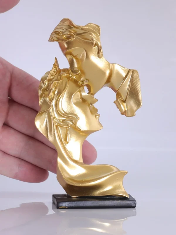 Luxury Kissing Sculpture - Image 4